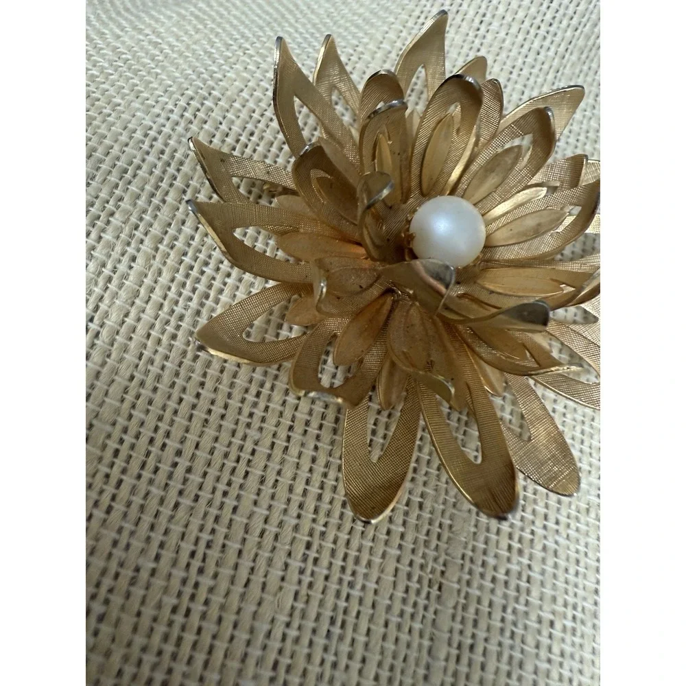 Emmons Brooch Pin three tiered textured gold tone faux pearl‎ 2-3/8